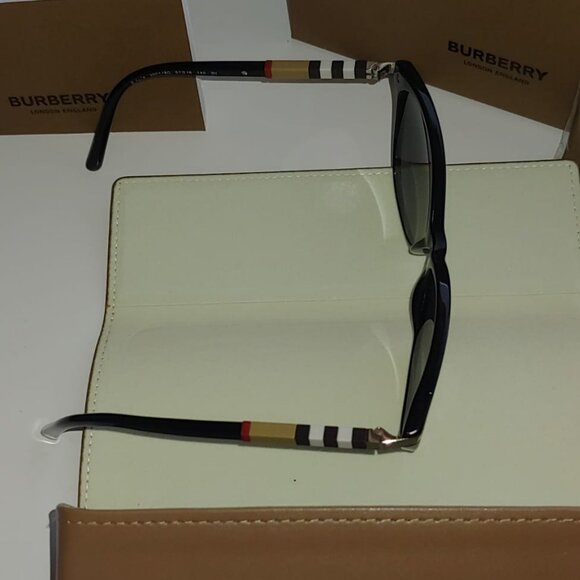 Exceptional condition Burberry sunglasses full set - Picture 9 of 13